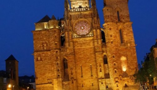 Trois «base jumpers» sautent à minuit de la cathédrale de Rodez