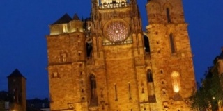 Trois «base jumpers» sautent à minuit de la cathédrale de Rodez
